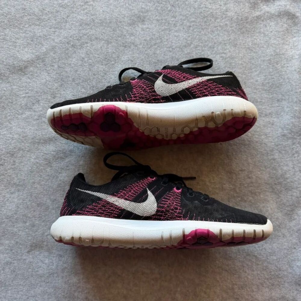 Nike Womens 8 running shoes black and pink